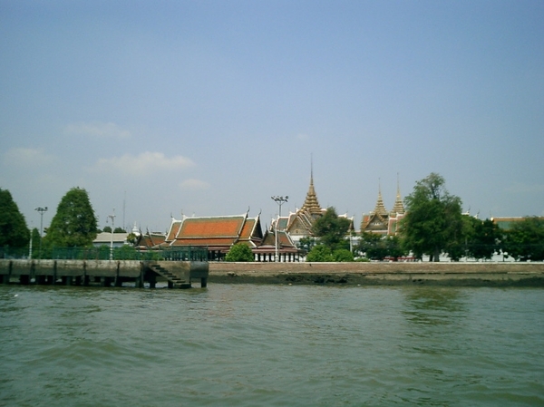 2_Bangkok_Chao Phraya rivier_zicht op koninklijk paleis 2