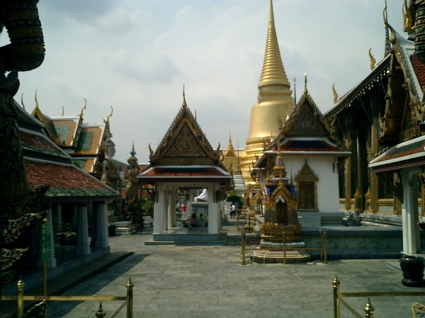 2_Bangkok_grpl_Wat Phra Kaew_achterkant met ook de gouden stoepa