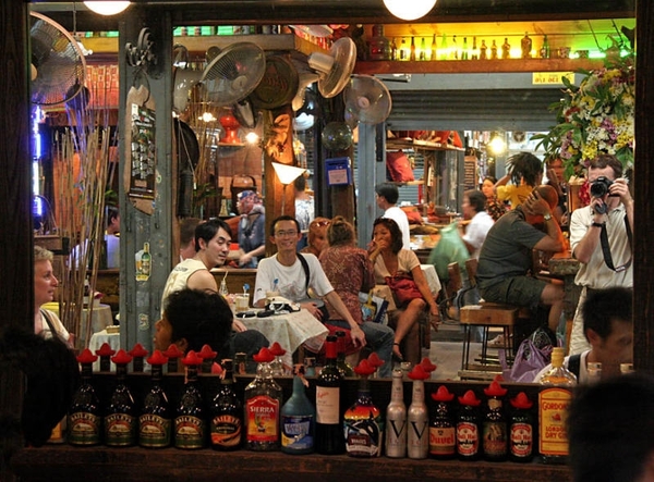 2_Bangkok_stadsbeeld_cafe met spiegels