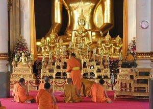 6_Chiang Mai_wat_binnen met boeddhabeeld 4