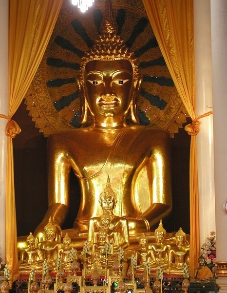 6_Chiang Mai_wat_binnen met boeddhabeeld 5