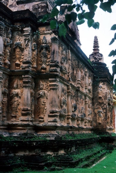 7_Chiang Rai_Wat Chet Yot_basreliefs op de muren