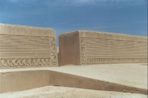 2CC IN Chan Chan Tschudii complex binnenmuren zandsculptures