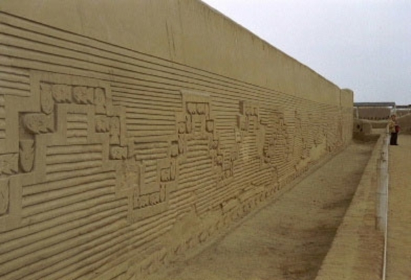 2CC IN Chan Chan Tschudii complex binnenmuur zandsculpture