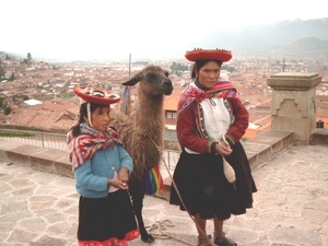 5CU S539 CUSCO pose met lama's