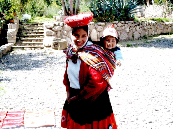 6IV S562 Incavalley lunch pose met kind