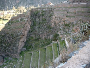 6IVOL S570 Inca site Ollantaytambo tegen helling