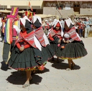 8TITA IN Titicaca Taquille dansende vrouwen