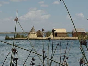 8TIUR IN Titicaca Uros eiland