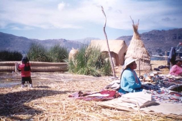 8TIUR IN Titicaca Uros floatingislands