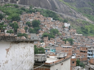 5 Rio de Janeiro_Favela tegen bergwand