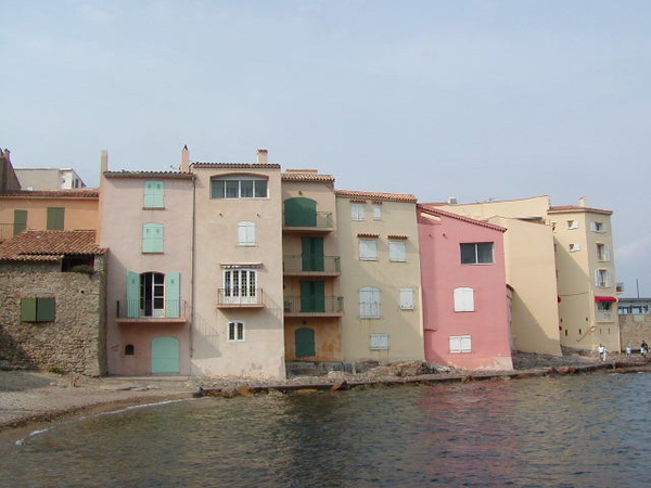 gevelrij in pastelkleuren