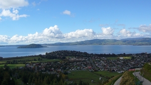 2a Rotorua _Het meer van Rotorua met het eiland en de stad