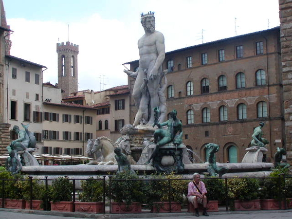 David omringd door beelden