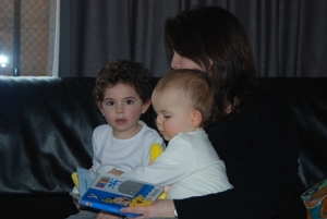 27febru2008 samen met mama een boekje lezen