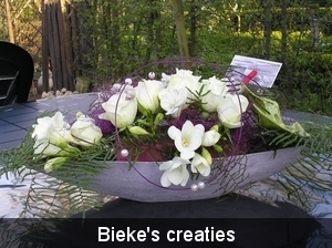 BLOEMSTUK MET WITTE FREESIA'S EN ROZEN