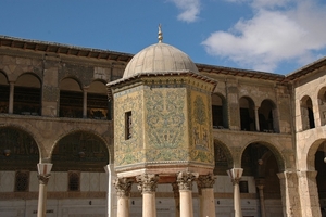 4  Damascus _Omayyaden moskee _ schatkist op poten met mozaieken