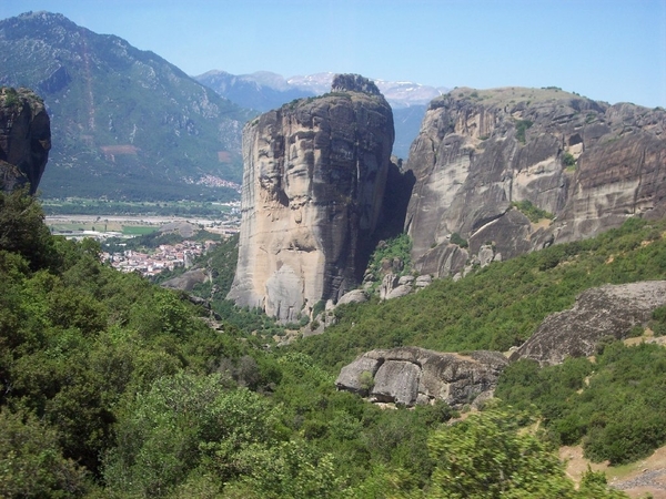 1c Meteora bergen met zicht op de stad