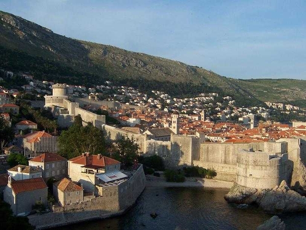 2g_KRO_Dubrovnik  _zijzicht op wallen en de oude stad