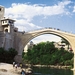 4_BOS_Mostar _de brug die beide stadsdelen verbindt _beneden zich