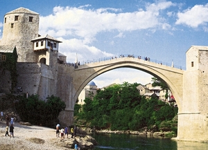 4_BOS_Mostar _de brug die beide stadsdelen verbindt _beneden zich