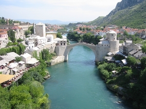 4_BOS_Mostar _de Neretva rivier met zicht op de brug en stad