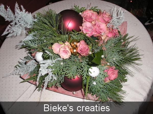 kerststuk, kerstballen, roze, schaal bieke's creaties