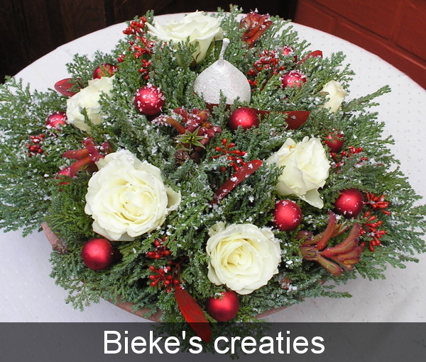 kerst bloemstuk rood wit bieke's creaties