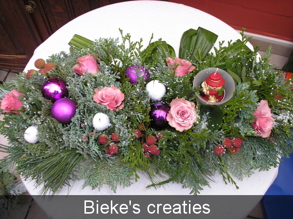 kerst tafelstuk rose aspidistra kerstbollen bieke's creaties