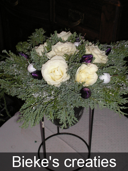 kerst bloemstuk smeedijzer staander bieke's creaties