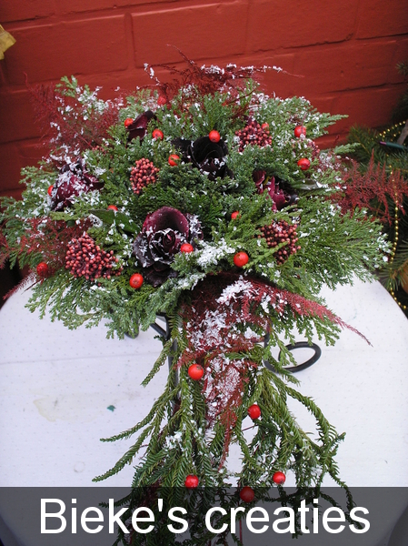 kerst bloemstuk staander bieke's creaties