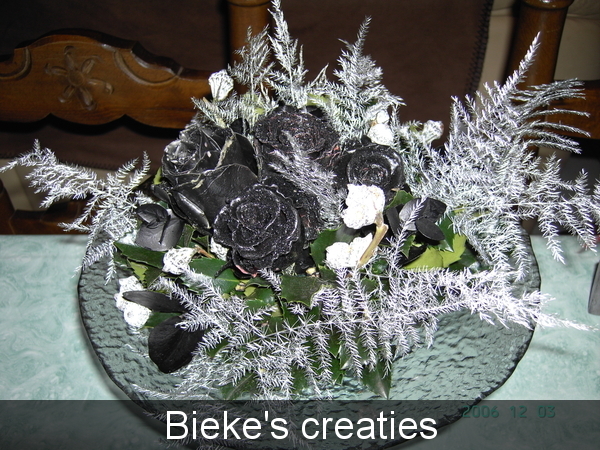 kerst bloemstuk zwart wit zwarte rozen bieke's creaties