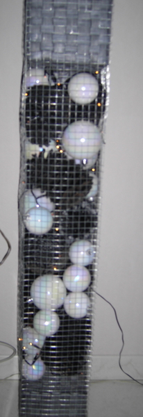 kerstbalk fietsbanden zwarte denappels en witte bollen