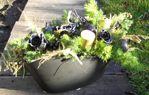 kerstbloemstuk zwart gewaxte rozen bieke's creaties