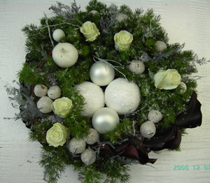 krans met wit gewaxte rozen, appels en kerstballen