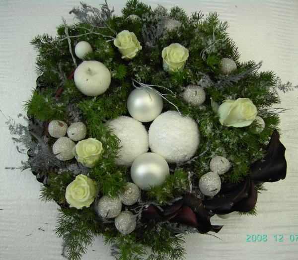 kerstkrans wit gewaxte rozen, gewaxte appels bieke's creaties