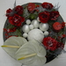 krans met witte anthuriums en rode rozen 2