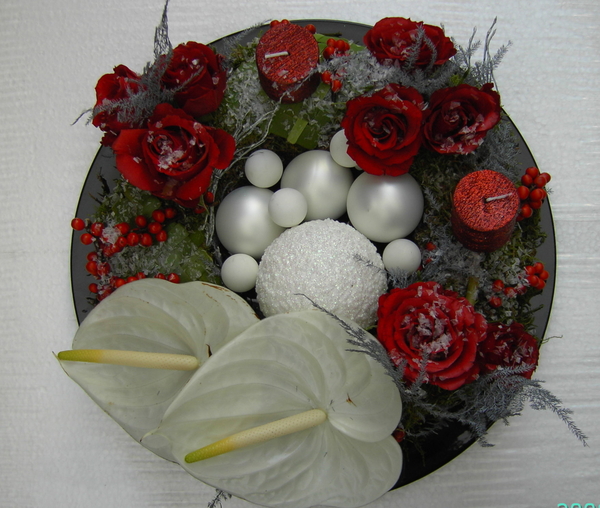 kerstbloemstuk anthurium rozen kerstballen bieke's creaties