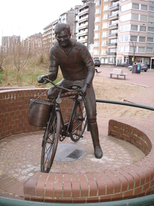 Koksijde Man met fiets  Van Huffel