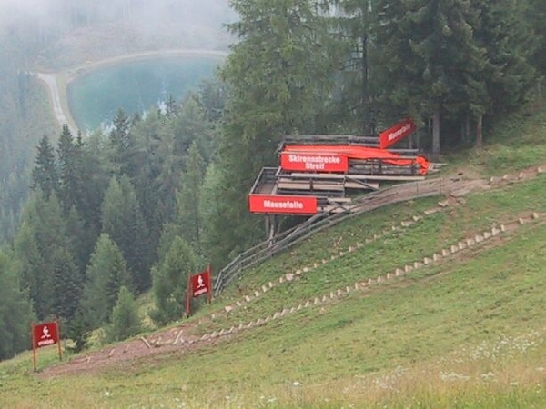 3c_Kitzbühel_zicht vanaf Hahnenkamm_schans voor skispringen