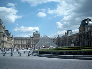 3CVN SIMG1902 Louvre pyramide