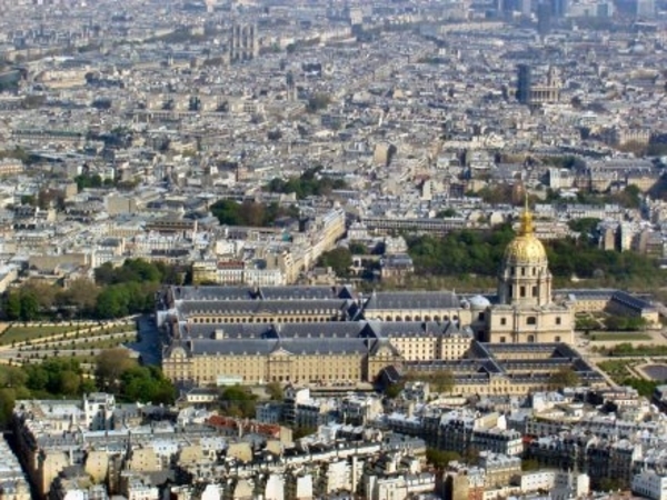 5ET IN eiffeltoren zicht op hotel des invalides