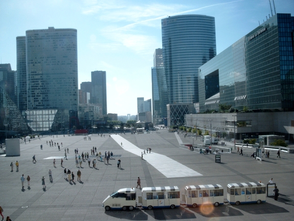 7LD SIMG1945 buildings La defense richting Arc de Triomphe