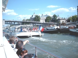 4SN SIMG1921 op Seine met diverse plezierboten en musée d'orsay 