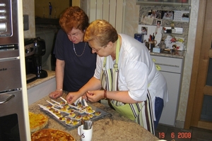 Gilberte met Mieke in de keuken