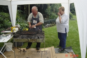 Bert als BBQman samen met Mieke