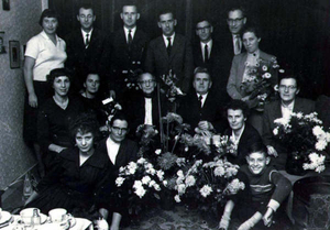 Opa Hendrik Overduin, oma vd Ende met kinderen 1960