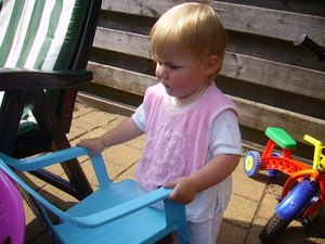 Sanne is met de stoelen aan het sjouwen