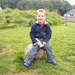 Youri op een steen