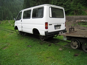 een bestelwagen op treinwielen